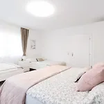 Luxury House With Pool, Garden, Ac & Sauna