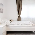 Luxury House With Pool, Garden, Ac & Sauna דירה