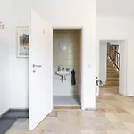 Luxury House With Pool, Garden, Ac & Sauna דירה *