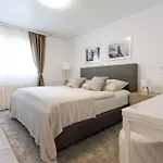 Luxury House With Pool, Garden, Ac & Sauna דירה