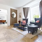 Luxury House With Pool, Garden, Ac & Sauna דירה