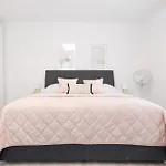 דירה Luxury House With Pool, Garden, Ac & Sauna
