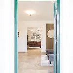 Luxury House With Pool, Garden, Ac & Sauna דירה