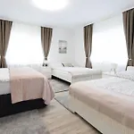 Luxury House With Pool, Garden, Ac & Sauna דירה