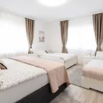 Luxury House With Pool, Garden, Ac & Sauna דירה
