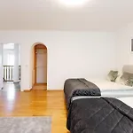 Luxury House With Pool, Garden, Ac & Sauna דירה *