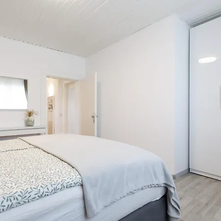Luxury House With Pool, Garden, Ac & Sauna Apartment