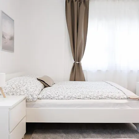 Luxury House With Pool, Garden, Ac & Sauna Apartman