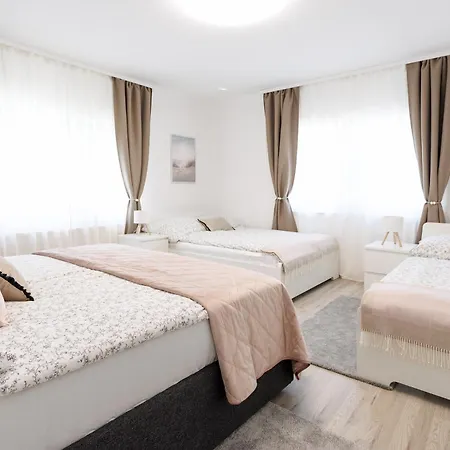 Luxury House With Pool, Garden, Ac & Sauna Apartman