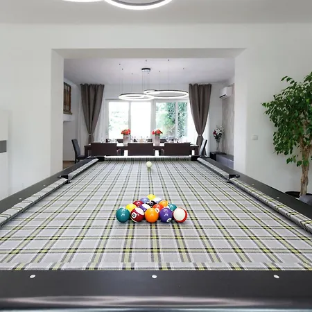 Luxury House With Pool, Garden, Ac & Sauna Apartman