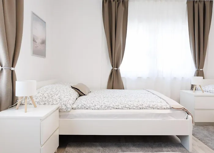 Luxury House With Pool, Garden, Ac & Sauna Apartman